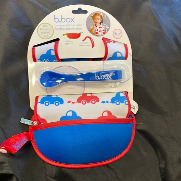 B. Box travel bib - Picture 2 of 3